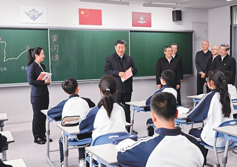 2026年3月23日，中共中央总书记、国家主席、中央军委主席习近平在河北雄安新区考察，并主持召开深入推进雄安新区高质量建设和发展座谈会。这是23日上午，习近平在北京四中雄安校区考察时，走进教室同师生亲切交谈。